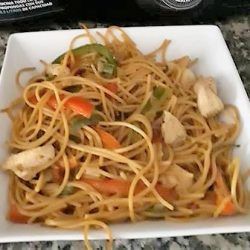 PASTA TIPO WOK CON VERDURAS Y POLLO