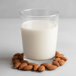 Jarra de leche de almendras casera junto a almendras enteras, preparada con el robot Mambo de Cecotec.