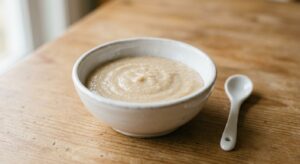 Bol de papilla de avena preparada con Mambo, ideal para la alimentación de bebés.