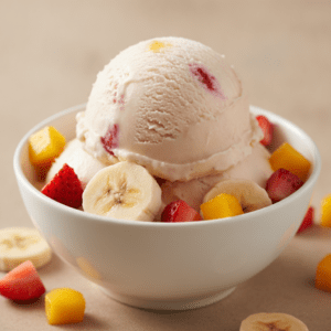 Cuenco de helado de frutas casero, hecho con Mambo de Cecotec, con fresas, plátanos y mangos.