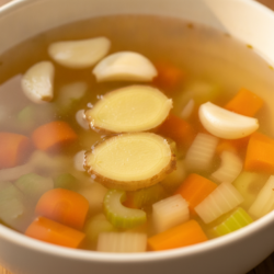 Deliciosa Receta de Caldo de Verduras con Ajo y Jengibre en Mambo