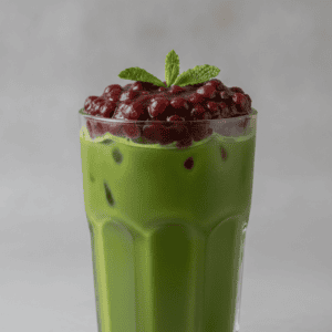 Vaso de té matcha con crema de adzuki, preparado en un robot de cocina Mambo de Cecotec.