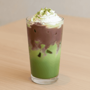 Vaso de té matcha con crema de adzuki y crema batida, preparado con Mambo de Cecotec.