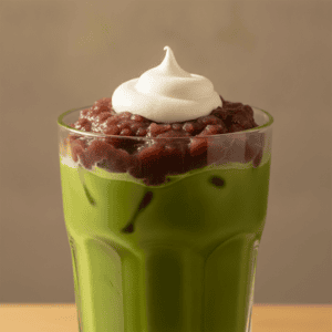 Vaso de té matcha con hielo y crema dulce de adzuki, preparado con Cecotec Mambo.
